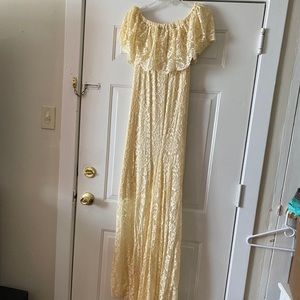 Pretty lace dress worn once no stains, good condition